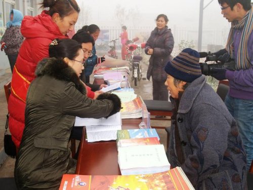 律师为群众提出的问题进行讲解