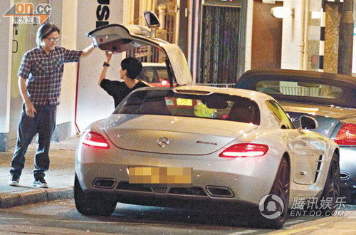 组图:吴君如收陈可辛300万跑车 街头兴奋秀车