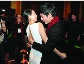 王力宏求熊抱章子怡遭闪躲拒绝 网友:躲得好