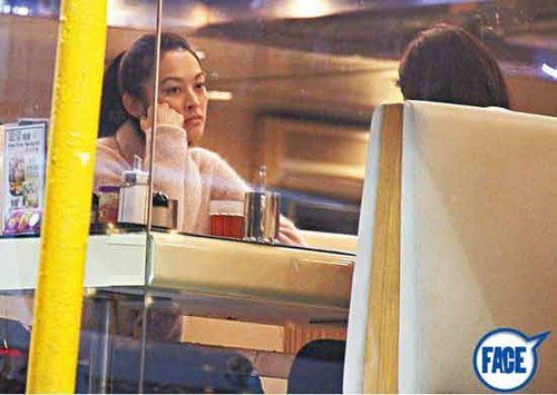 艳照门女主角5年后露面 呆坐餐厅星味不再