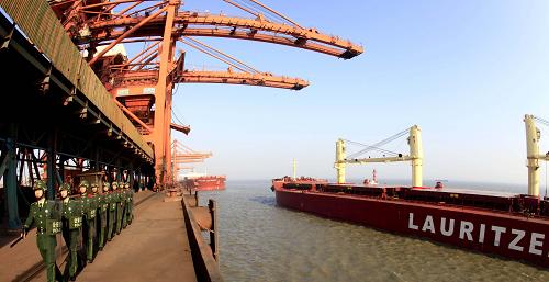 曹妃甸边防检查站的官兵在矿石码头巡逻(4月2日摄)。新华社发(王小雪 摄)