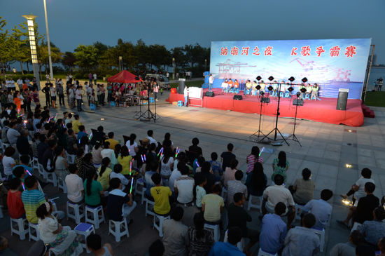 搭舞台唱大戏,K歌争霸赛热力引爆。 搭舞台唱大戏,K歌争霸赛热力引爆。